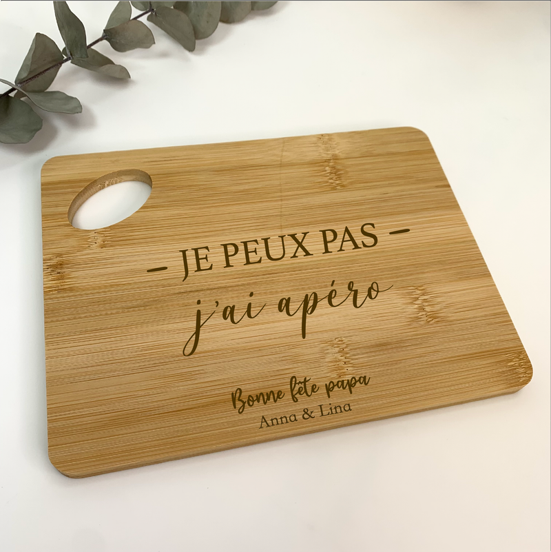 Planche à découper apéro cadeau papa fête des pères personnalisé